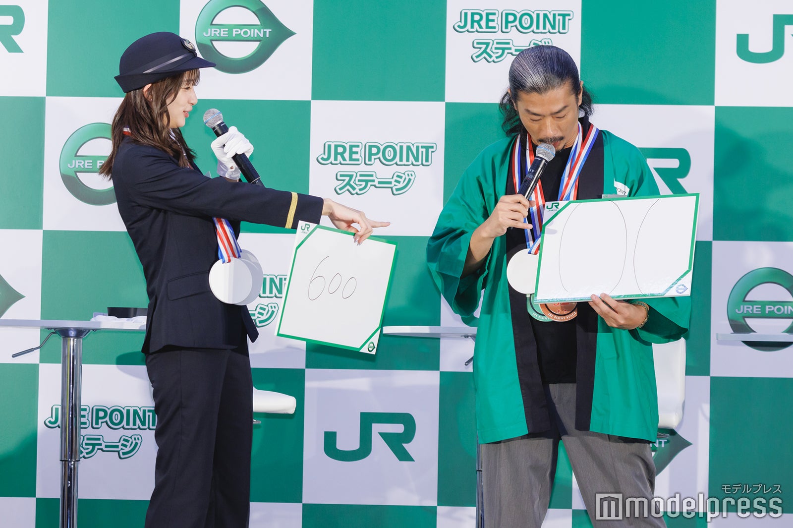 足立梨花、菅良太郎（C）モデルプレス