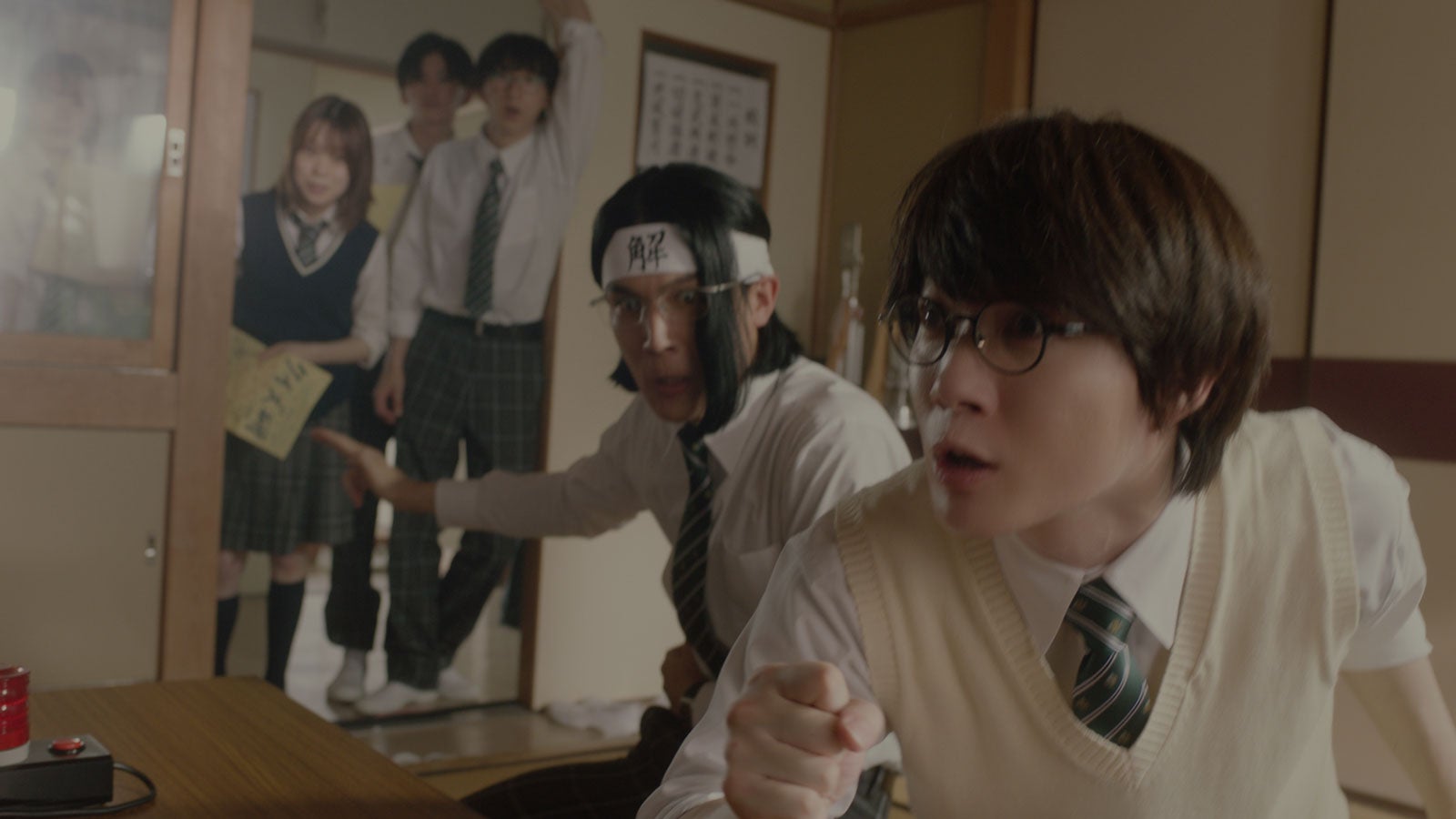 （左から）中川大志、神木隆之介／新TVCM「クイズ大会」篇より（提供写真）