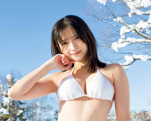 桃月なしこ、雪の中で純白ビキニ姿「ヤンマガ」表紙登場