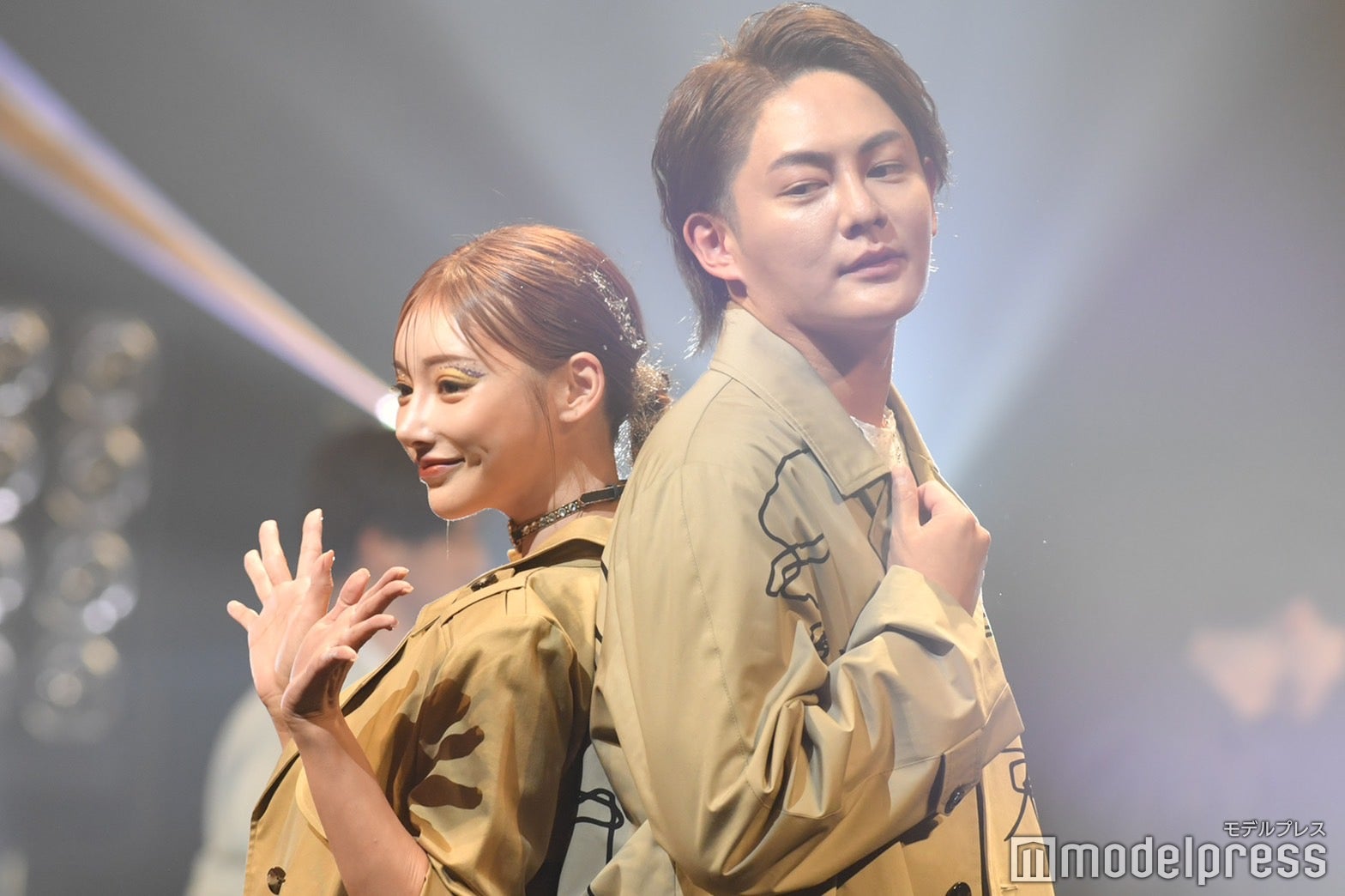 明日花キララ＆三崎優太、腕組み＆バックハグで密着 薔薇サプライズで会場沸かす＜FASHION LEADERS 2022＞