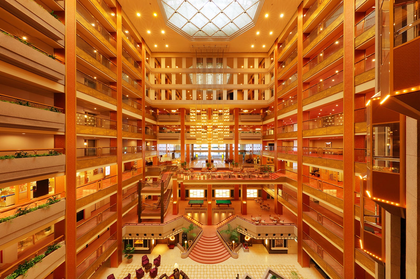 10フロアまるごと吹き抜けの開放的なエントランス／画像提供：あさやホテル