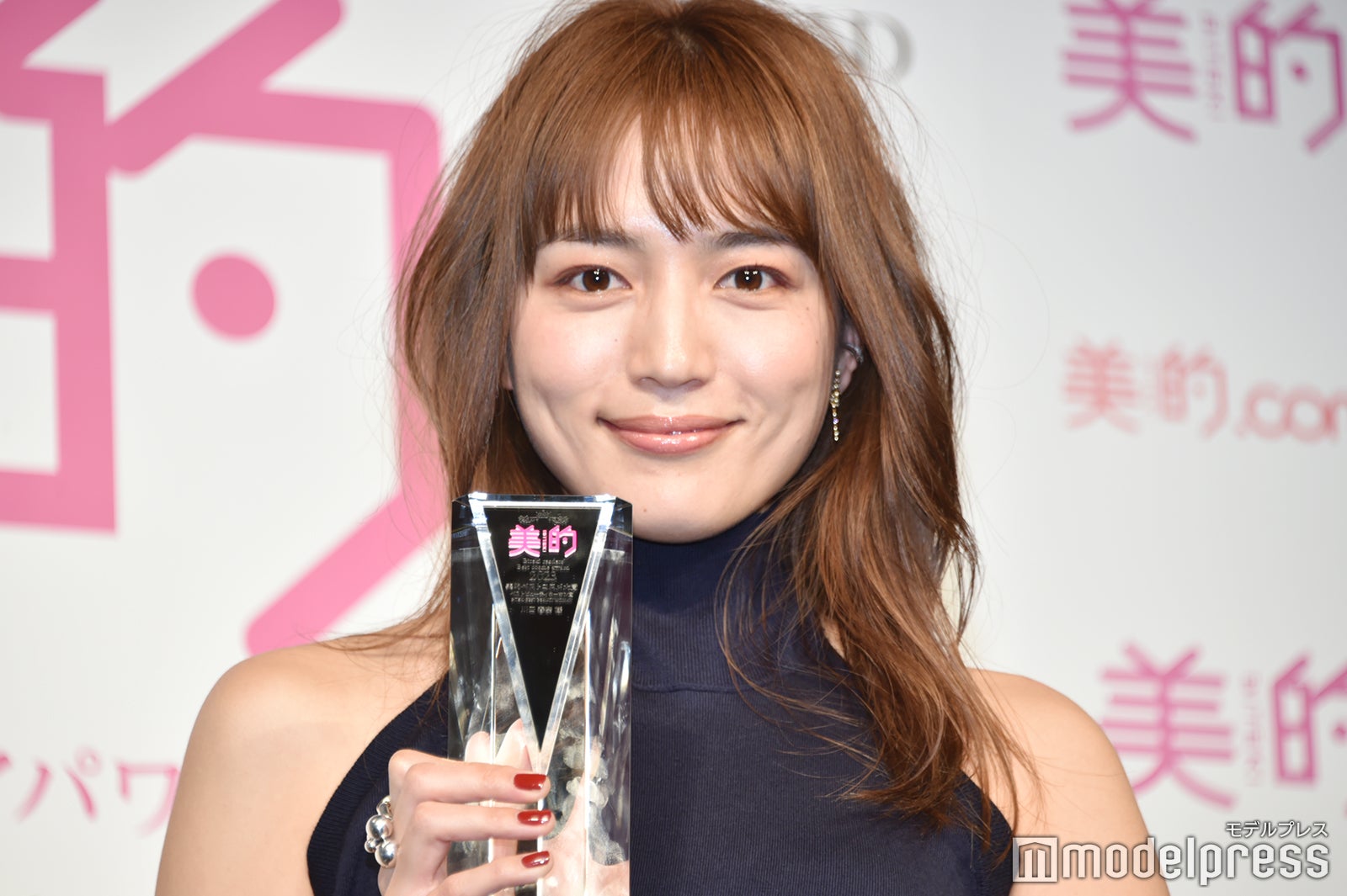 川口春奈、美背中ざっくりドレスで登場 日々の美容事情明かす