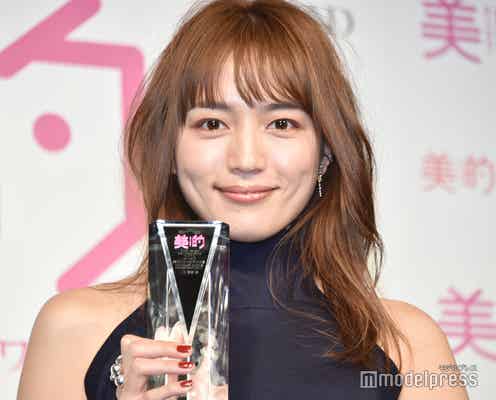 川口春奈、美背中ざっくりドレスで登場 日々の美容事情明かす