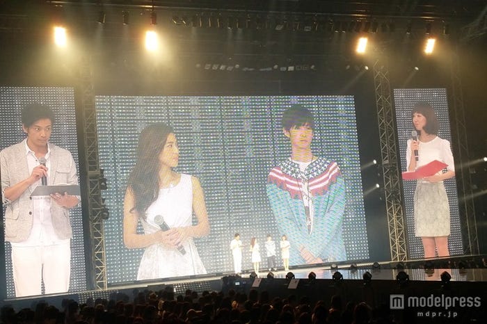 モデルプレスステージに出演した中村アン、千葉雄大、MCの敦士