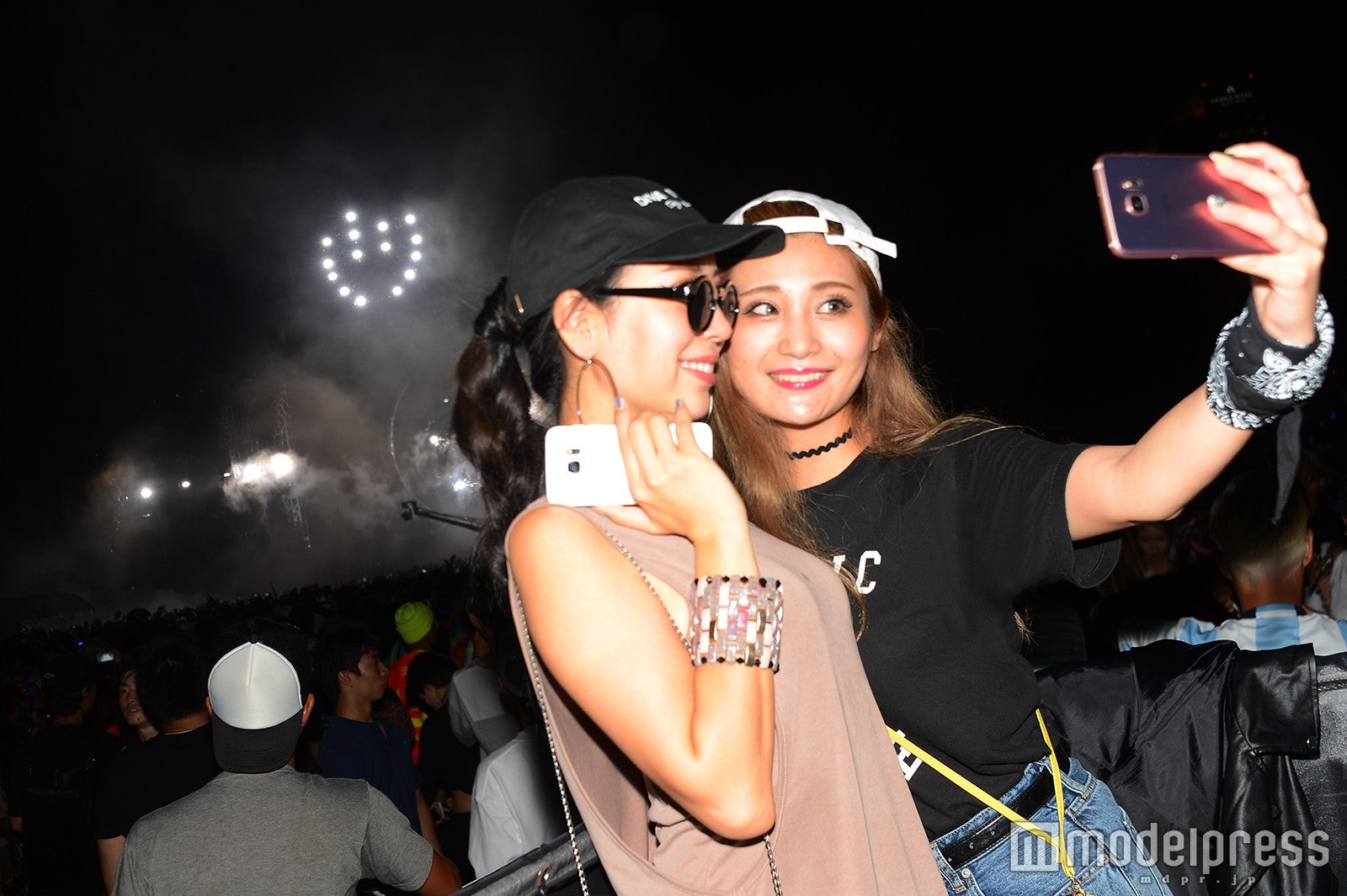 Galaxy S7 edgeで撮影中（C）モデルプレス