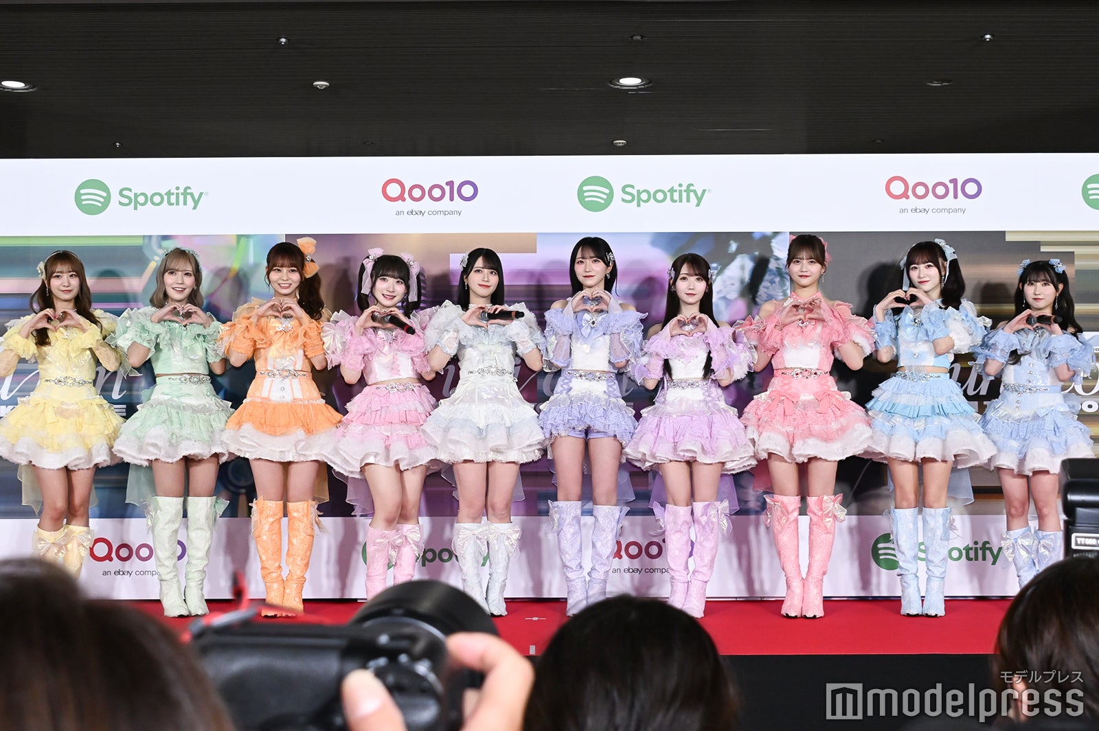 ＝LOVE、レッドカーペット登場 カラフル衣装できらめき放つ【INGALIVE】