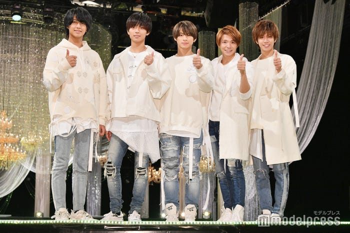 最近流行っているというポーズを披露してくれたKing & Prince(左から)高橋海人、永瀬廉、平野紫耀、岸優太、神宮寺勇太(C)モデルプレス