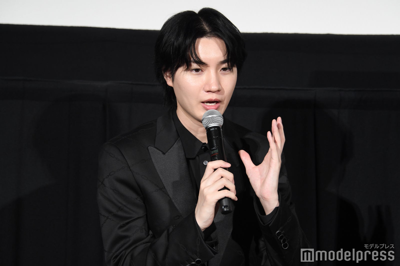 神木隆之介からのサプライズ質問に真剣に回答する桜田通（C）モデルプレス