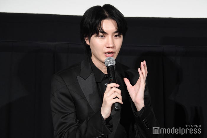 神木隆之介からのサプライズ質問に真剣に回答する桜田通(C)モデルプレス