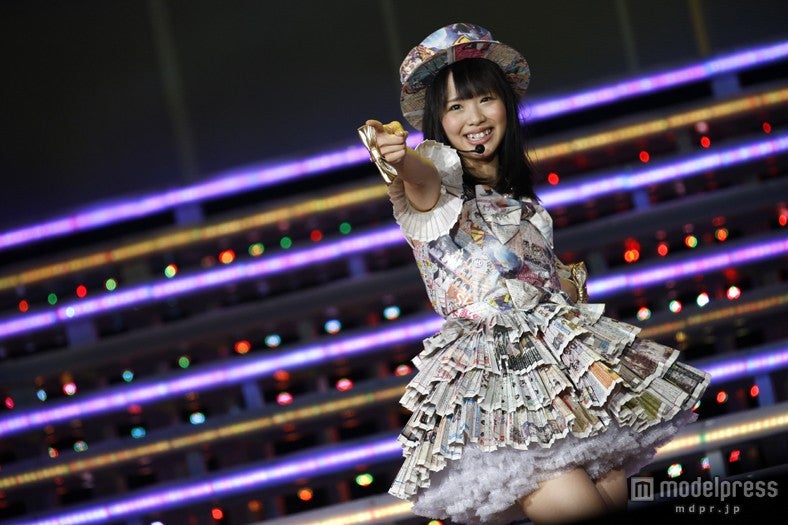 ソロデビュー曲「マツムラブ！」を初披露した松村香織／「AKB48 2013 真夏のドームツアー～まだまだ、やらなきゃいけないことがある～」ナゴヤドーム公演初日より（C）AKS