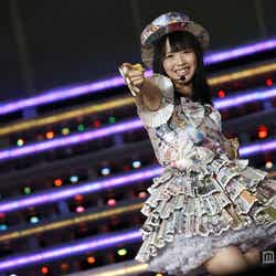 ソロデビュー曲「マツムラブ!」を初披露した松村香織/「AKB48 2013 真夏のドームツアー~まだまだ、やらなきゃいけないことがある~」ナゴヤドーム公演初日より(C)AKS