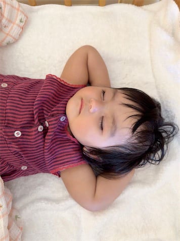 川崎希、1歳次女・グーちゃんの"社長のような寝相"公開「このポーズで寝てるのが可愛すぎて」