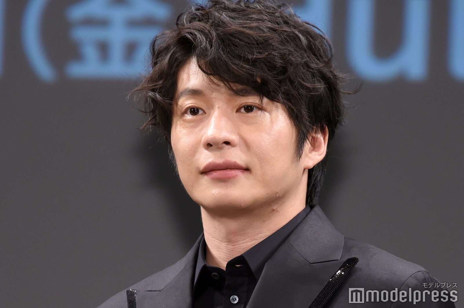 田中圭、パーマヘアで登場 堤幸彦監督から絶賛「役者として完全系」＜死神さん＞