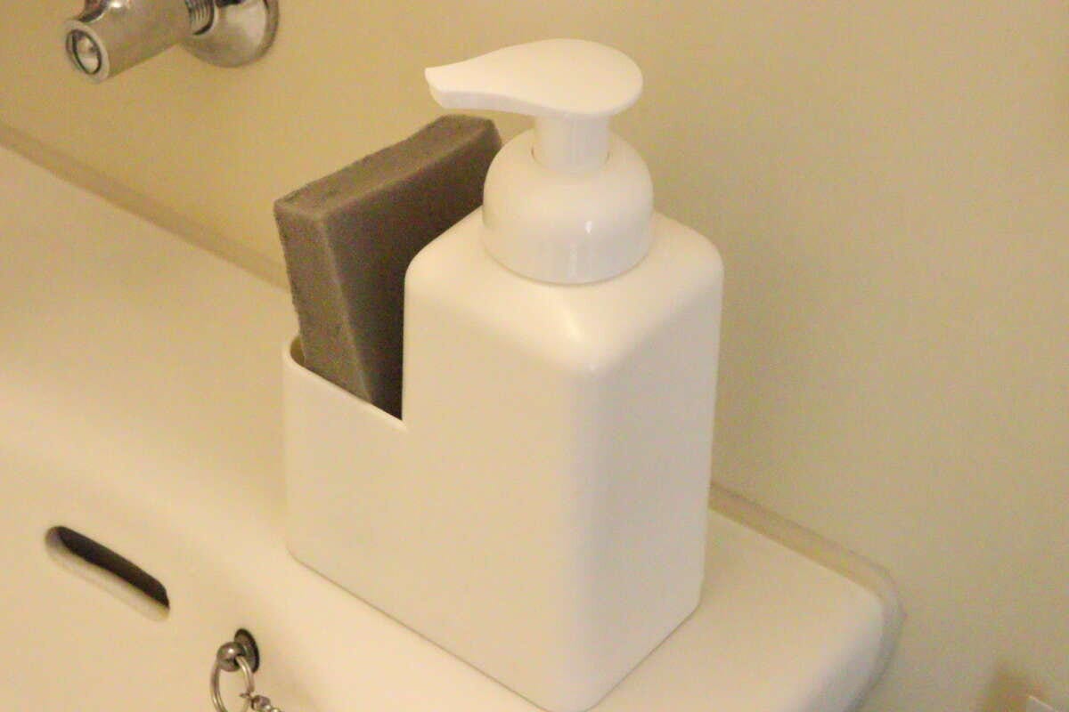 キッチンディスペンサー（スポンジホルダー付、WH）　使用例