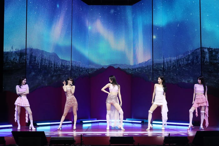 LE SSERAFIM(左から)サクラ、チェウォン、ユンジン、カズハ、ウンチェ(P)&(C)SOURCE MUSIC