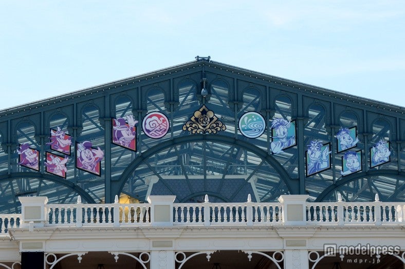 屋根にもイベントのデザインが施されている