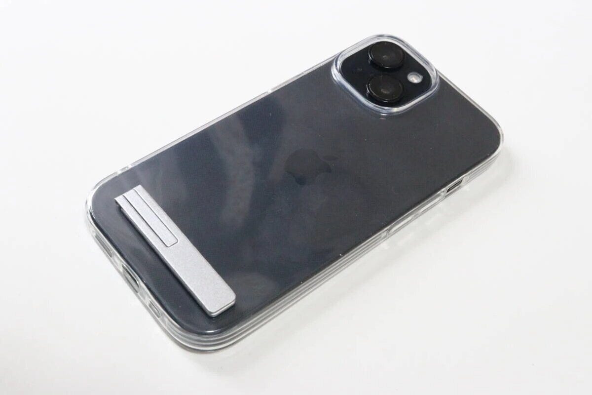 透明なスマホケースの背面に貼り付けられたスタンドを閉じた状態