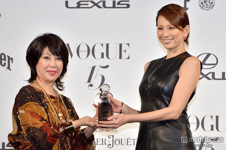 「VOGUE JAPAN」編集長の渡辺三津子氏と米倉涼子