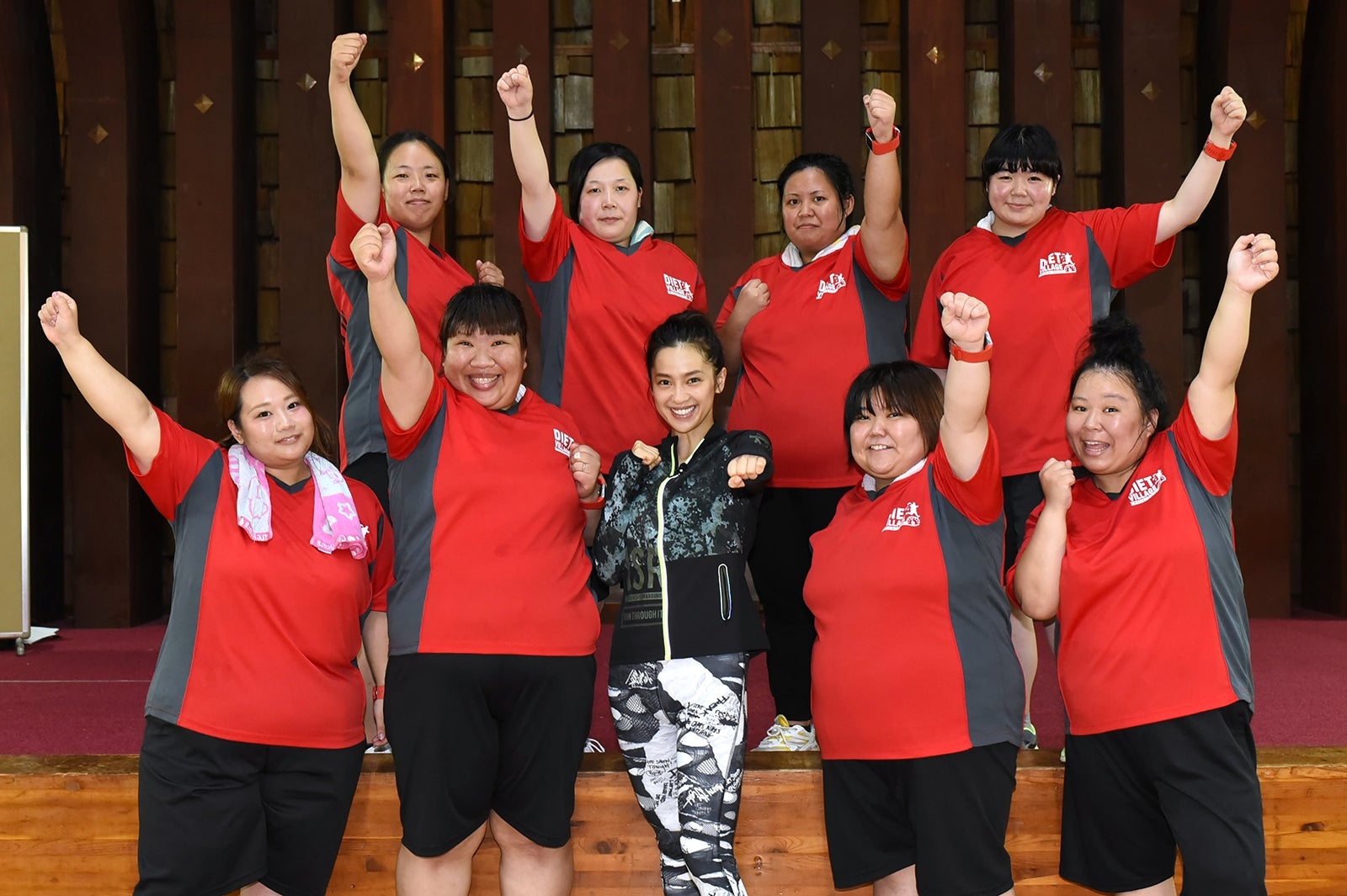 中村アン＆「ダイエット・ヴィレッジ～」参加者 （C）日本テレビ