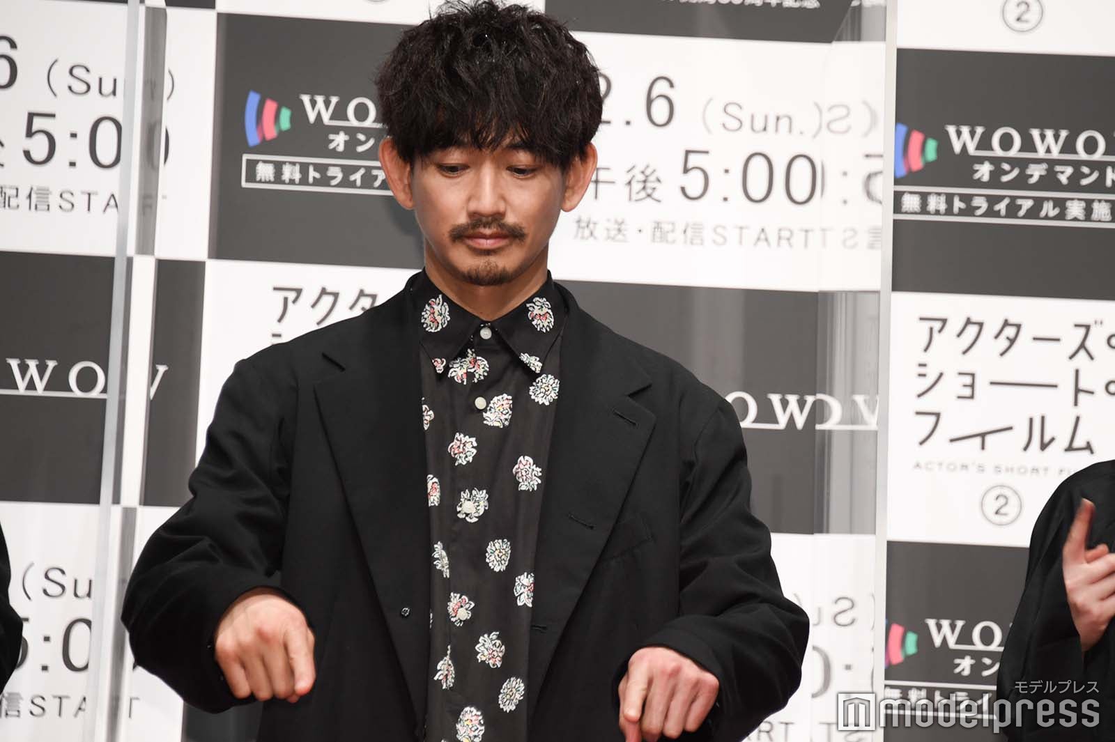 パネルを指差す永山瑛太 （C）モデルプレス