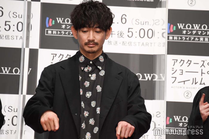 パネルを指差す永山瑛太 (C)モデルプレス