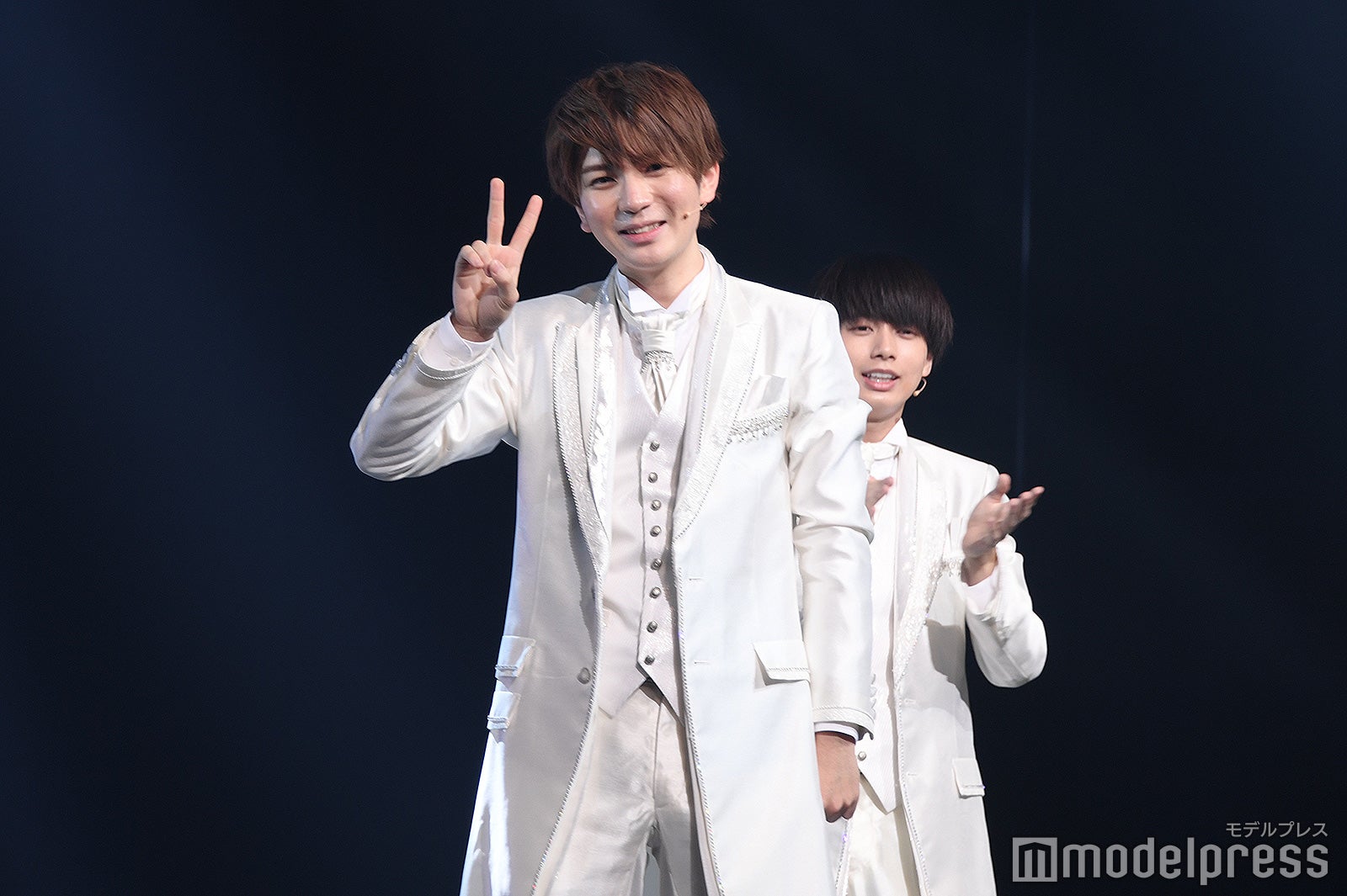 「君にこの歌を」歌唱中にピースをくれた高橋優斗、手拍子をしている井上瑞稀（C）モデルプレス