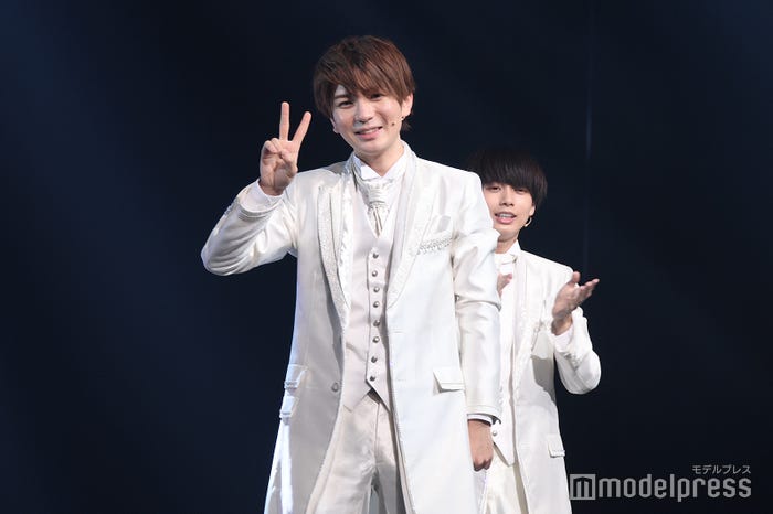 「君にこの歌を」歌唱中にピースをくれた高橋優斗、手拍子をしている井上瑞稀(C)モデルプレス