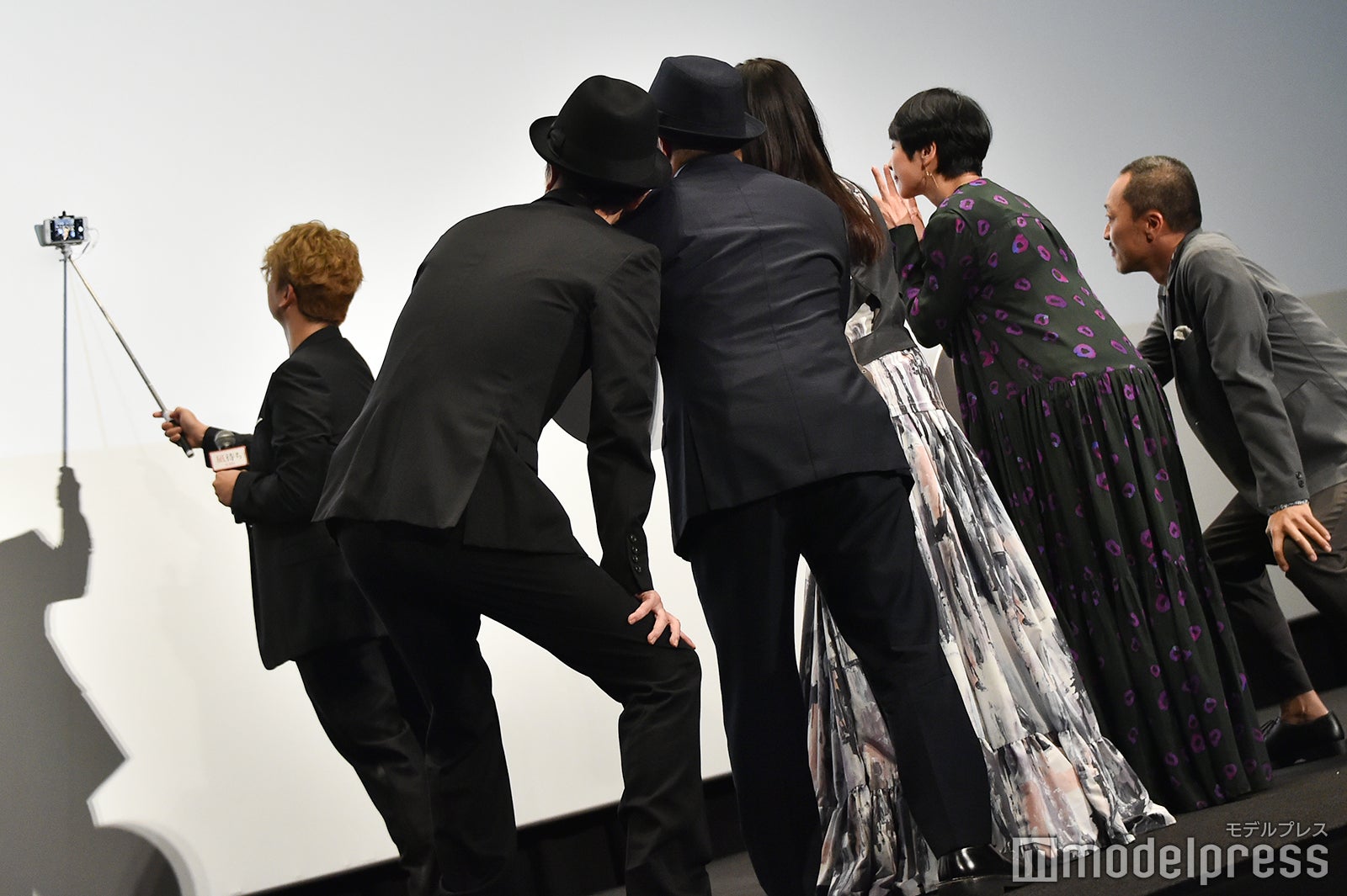 自撮りするキャスト＆監督 （C）モデルプレス