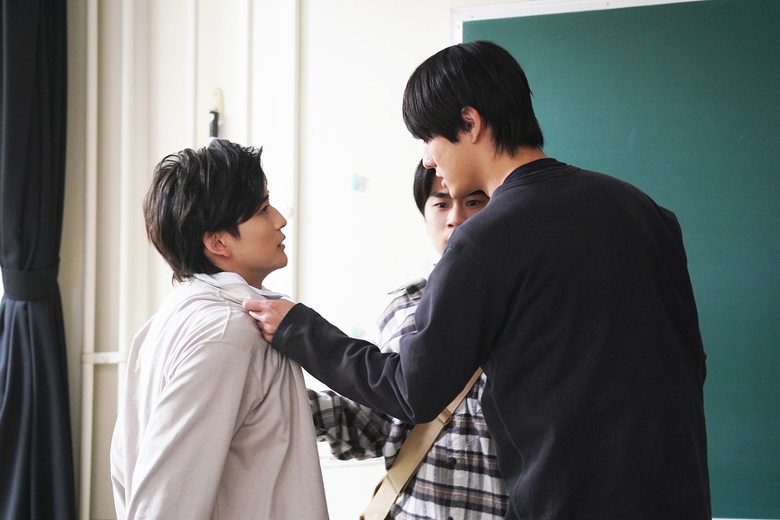 ＜女神の教室～リーガル青春白書～ 第2話＞真中と水沢が対立？タトゥー入浴者の是非を検討