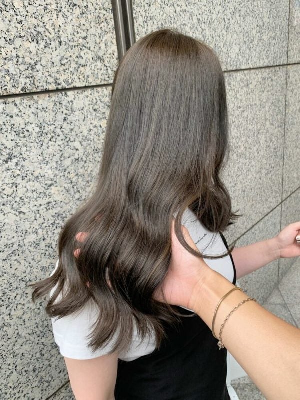 アッシュ 暗め のヘアカラーまとめ 抜け感を楽しむ大人女子向けの髪色 モデルプレス