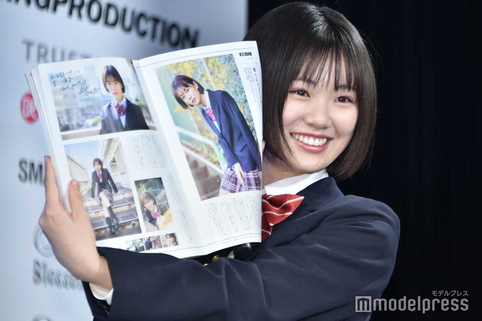 掲載された「CMNOW」を見て喜ぶ竹内詩乃さん (C)モデルプレス