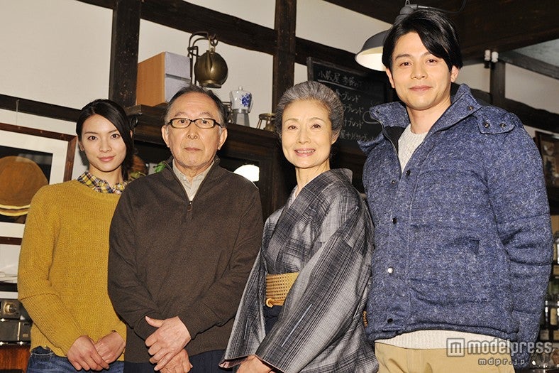 珈琲豆と和食器の店「小蔵屋」にて／（左から）秋元才加、橋爪功、富司純子、吉沢悠