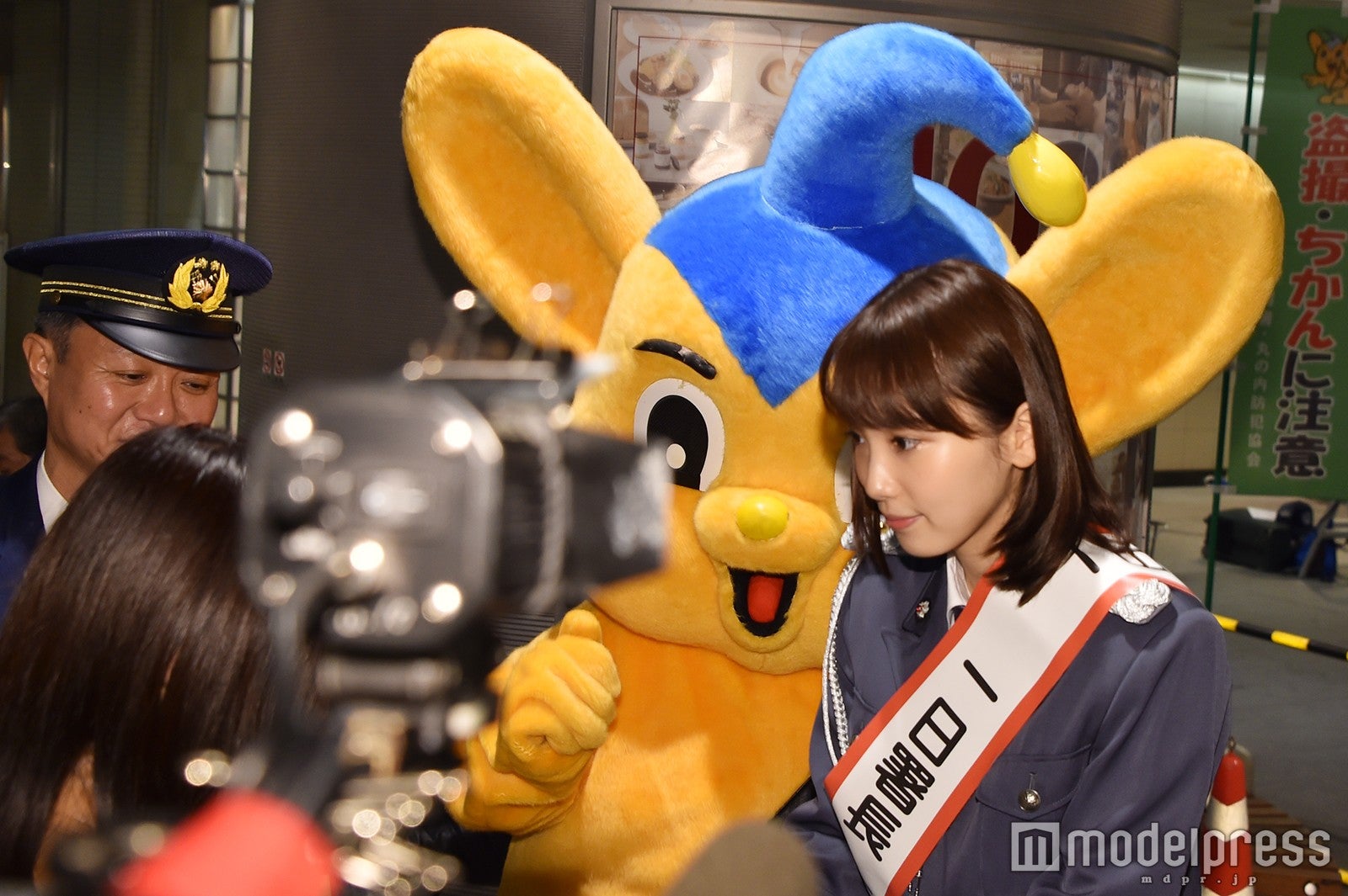 通行人にチラシを配布する飯豊まりえ （C）モデルプレス