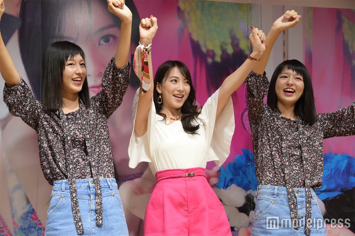 JY(中央)とりかりこ「好きな人がいること」ダンス披露(C)モデルプレス