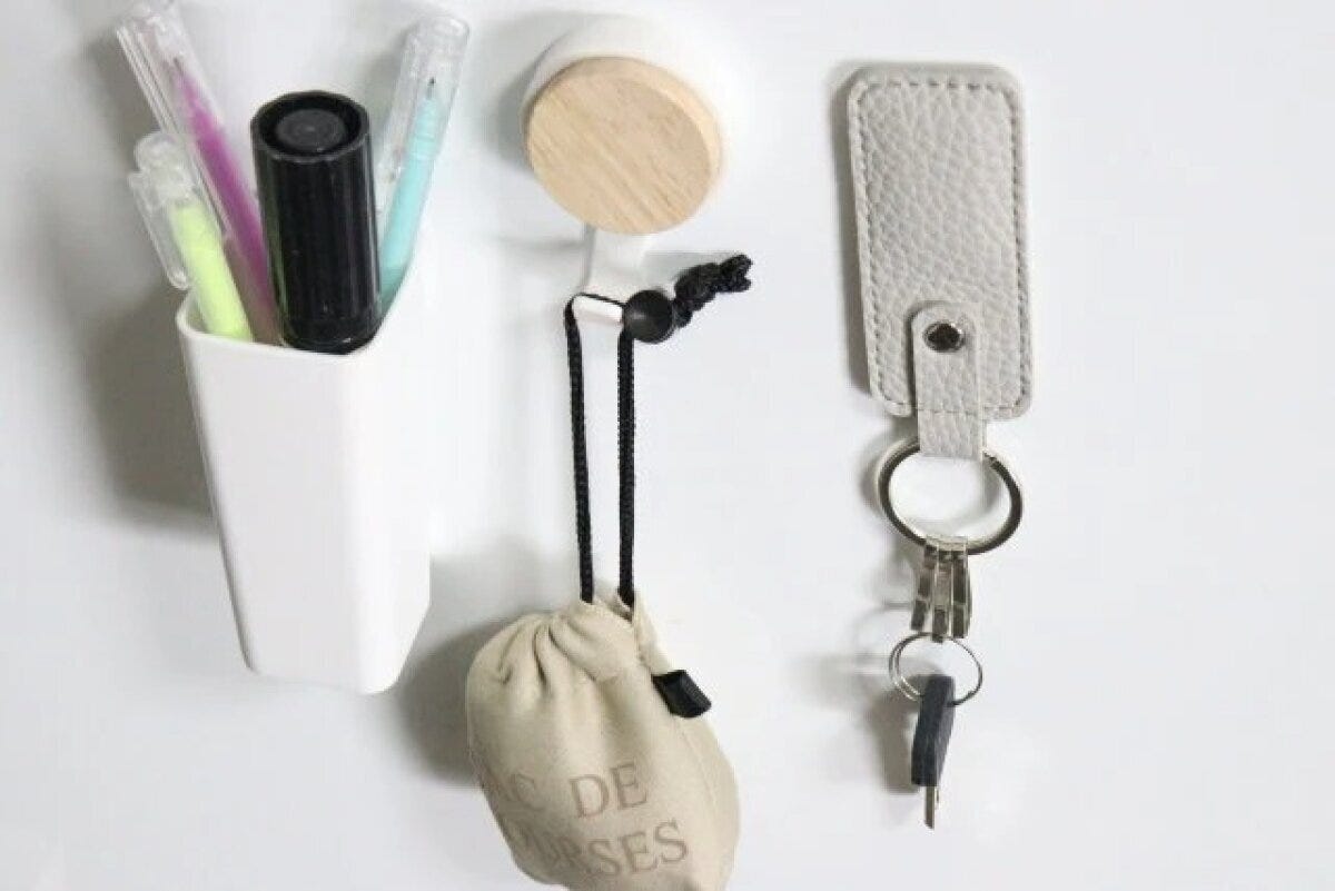 ダイソーのくっつくレザー調マグネット入キーホルダー（ベーシック）