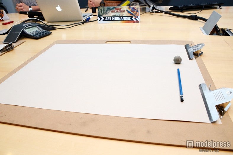 目の前には紙と鉛筆