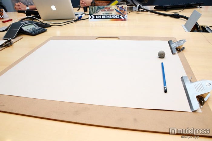 目の前には紙と鉛筆