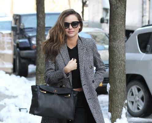 ミランダ・カー、雪でもお腹見せで余裕の表情