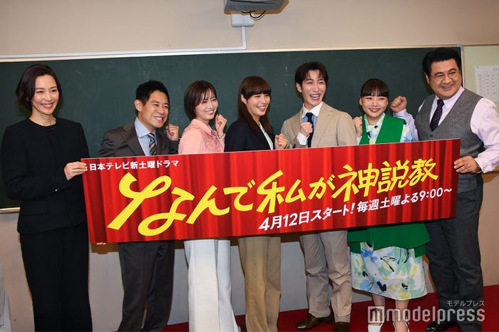 フォトセッション中も賑やかな木村佳乃、伊藤淳史、岡崎紗絵、広瀬アリス、渡辺翔太、野呂佳代、小手伸也(C)モデルプレス