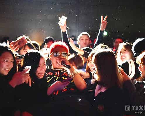 “渋谷のカリスマ”あっくん、女子高生に向かってダイブ 渋谷ノリを“大阪”に注入