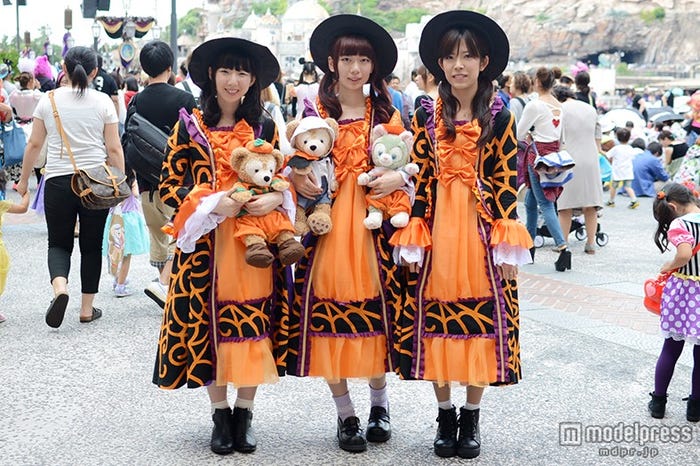 TDSショー「ミステリアス・マスカレード」(ミニー)/(左から)あきひさん、あきさん、ゆかりさん