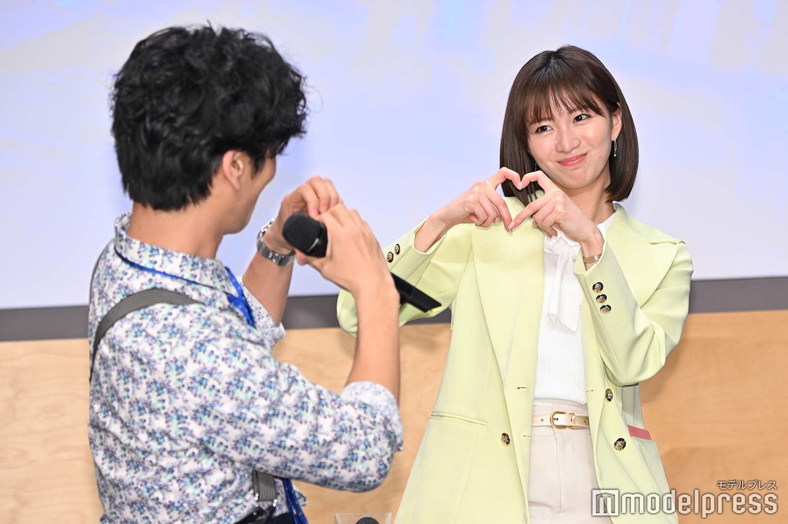 岡崎紗絵のハートポーズに応える桐谷健太（C）モデルプレス