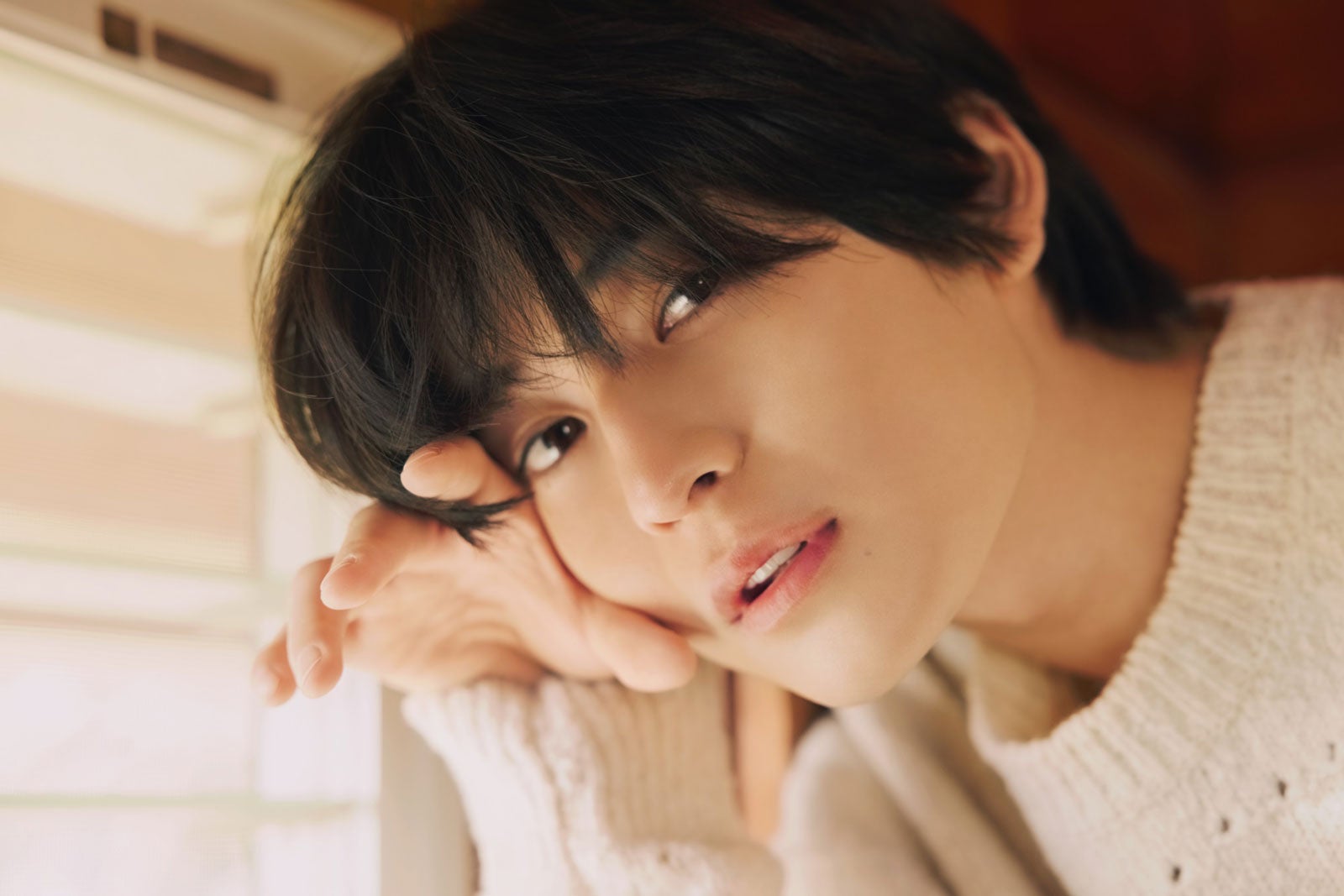 高橋文哉、クール＆スウィートな表情で魅了 2年ぶりカレンダー決定