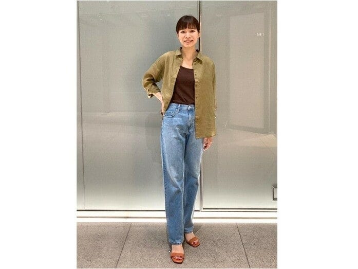エアリズムのタンクトップにリネンシャツを羽織って暑い日も快適　出典：StyleHint