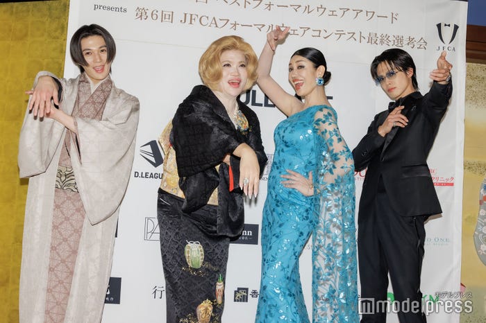 「背負い投げ~!」を披露する八木勇征、IKKO、アンミカ、やまと(C)モデルプレス