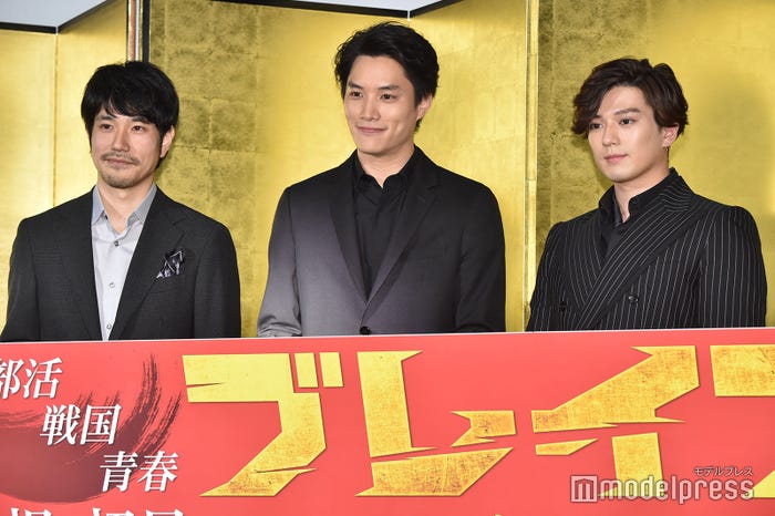 (左から)松山ケンイチ、鈴木伸之、新田真剣佑(C)モデルプレス
