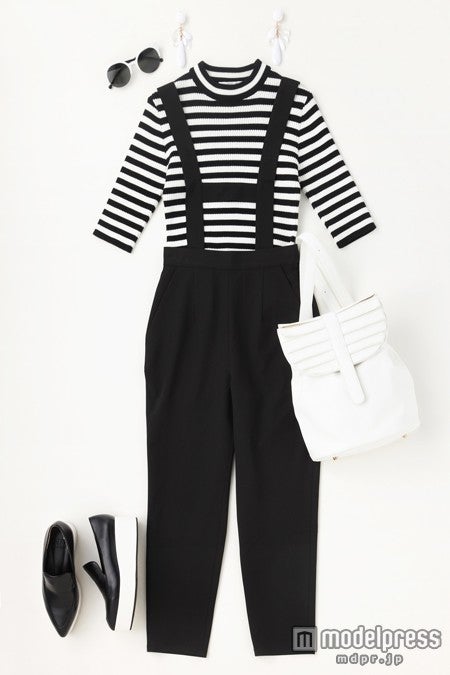 マリンテイストなボーダーとハイウエストパンツを合わせてトレンド感を演出