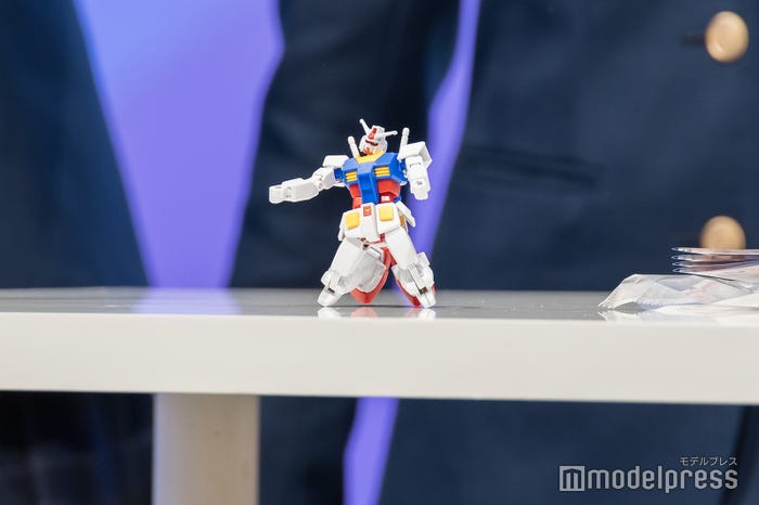 山崎竜太郎&賀喜遥香&筒井あやめ&小林桃子が作成したプラモデル(C)モデルプレス