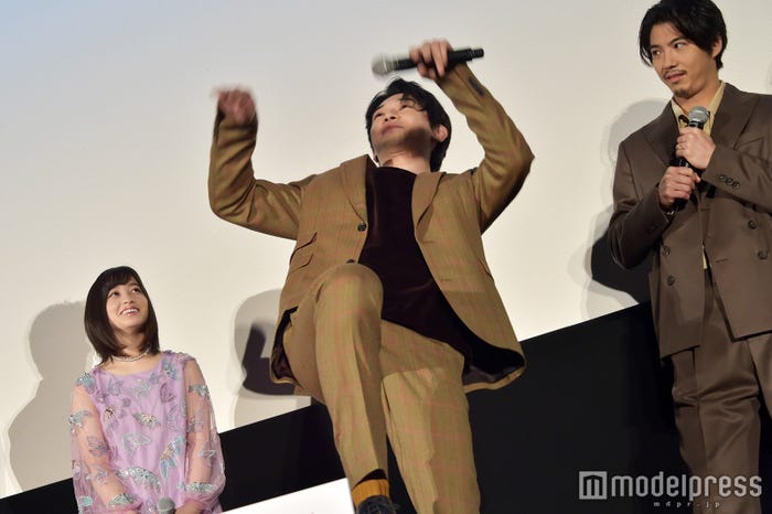 カメラで捉えきれない動きを見せる吉沢亮 (C)モデルプレス