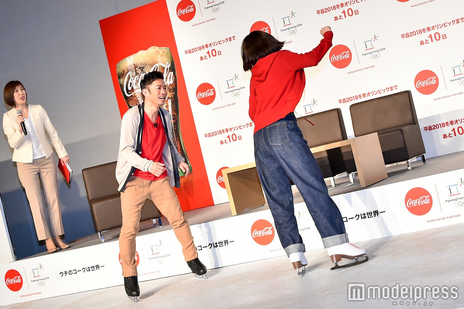 ターンに挑戦する綾瀬はるか （C）モデルプレス